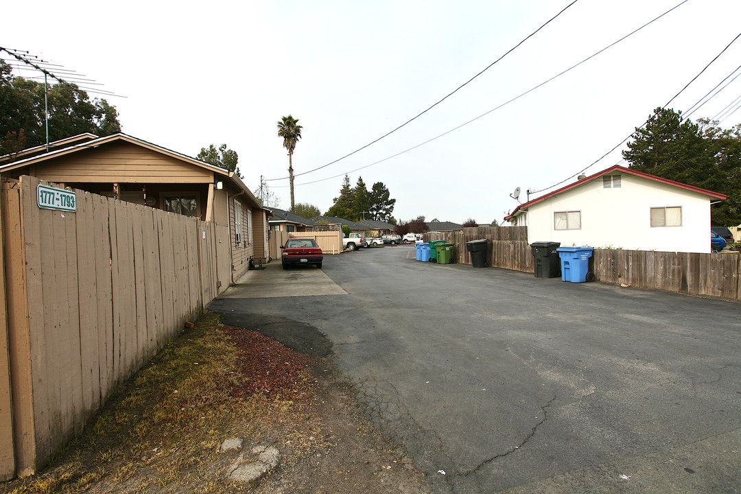 1777 Petaluma Hill Rd in Santa Rosa, CA - Building Photo