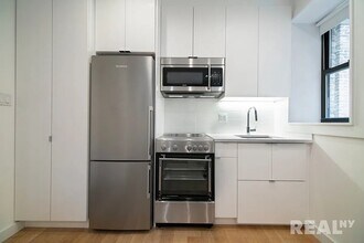 59 Thompson St in New York, NY - Building Photo - Building Photo
