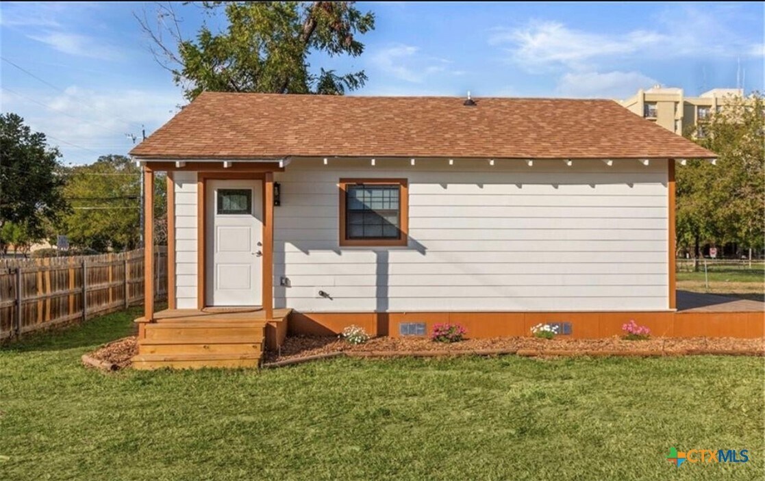 409 S Saunders St in Seguin, TX - Building Photo