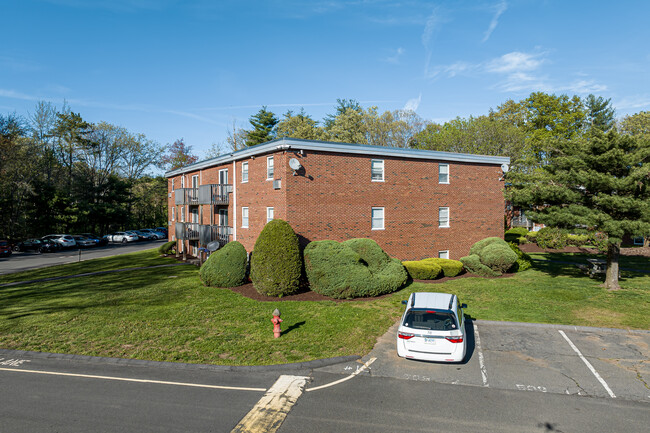 Pinewood Terrace Condominiums in Bristol, CT - Foto de edificio - Building Photo