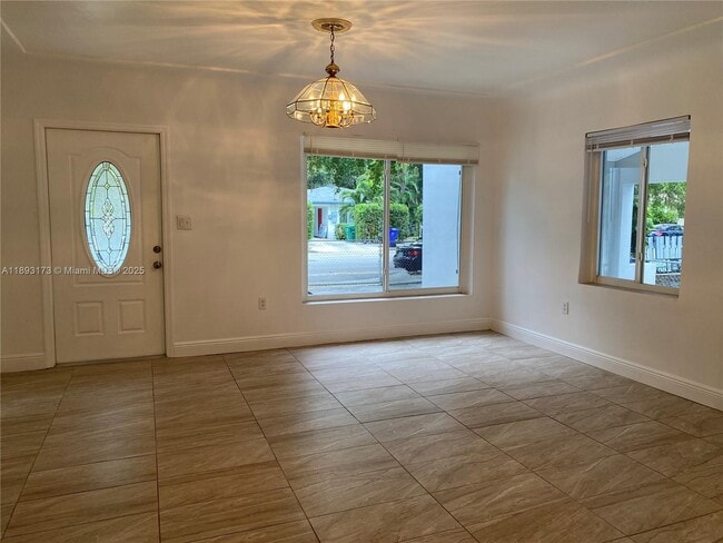 251 NW 41st St in Miami, FL - Foto de edificio - Building Photo