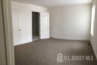 25 Overhill Dr in Sayreville, NJ - Building Photo - Building Photo