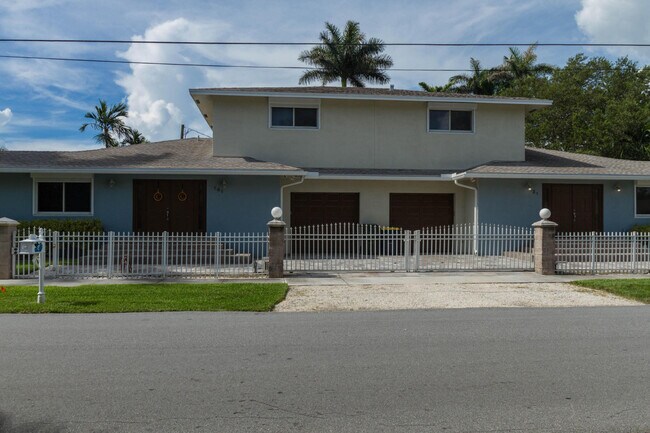 121 NE 3rd St-Unit -1-2 in Dania Beach, FL - Building Photo - Building Photo