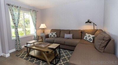 2445 Tunica Cir in San Diego, CA - Foto de edificio - Building Photo