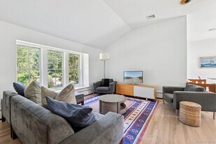 35 Bayberry Ln in Sag Harbor, NY - Building Photo