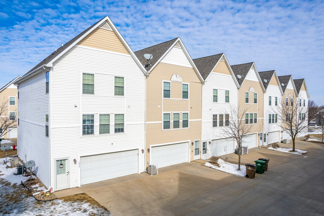 1128 10th Ave NW in Altoona, IA - Building Photo