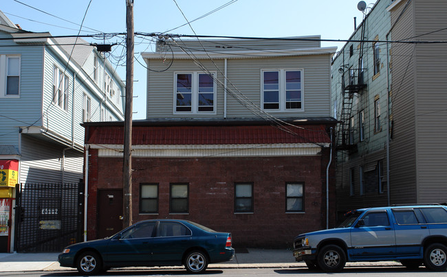 412-414 11th Ave in Paterson, NJ - Foto de edificio - Building Photo