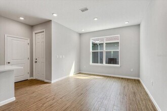 637 Bayhawk St in Debary, FL - Foto de edificio - Building Photo