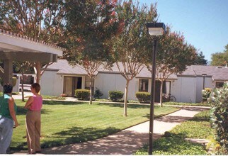 Saratoga Court in Saratoga, CA - Foto de edificio - Building Photo