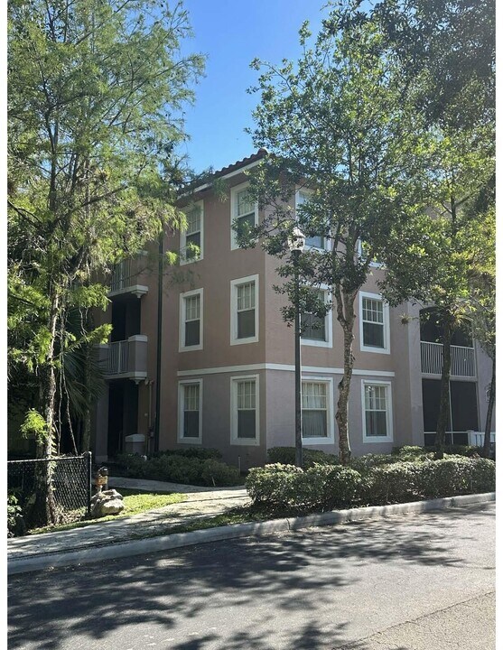 6906 W Sample Rd in Coral Springs, FL - Building Photo