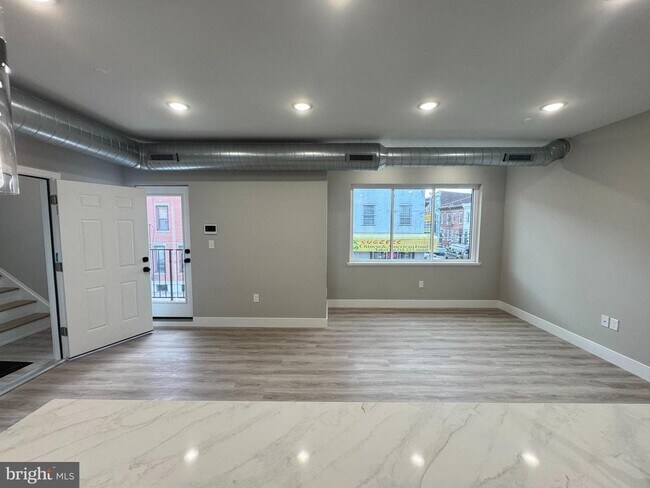 property at 646 W Huntingdon St