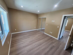 10941 Walnut Dr in Sunland, CA - Foto de edificio - Building Photo