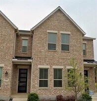 336 Almanor St in Lewisville, TX - Building Photo