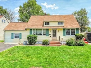 25 Adams St in Iselin, NJ - Building Photo - Building Photo