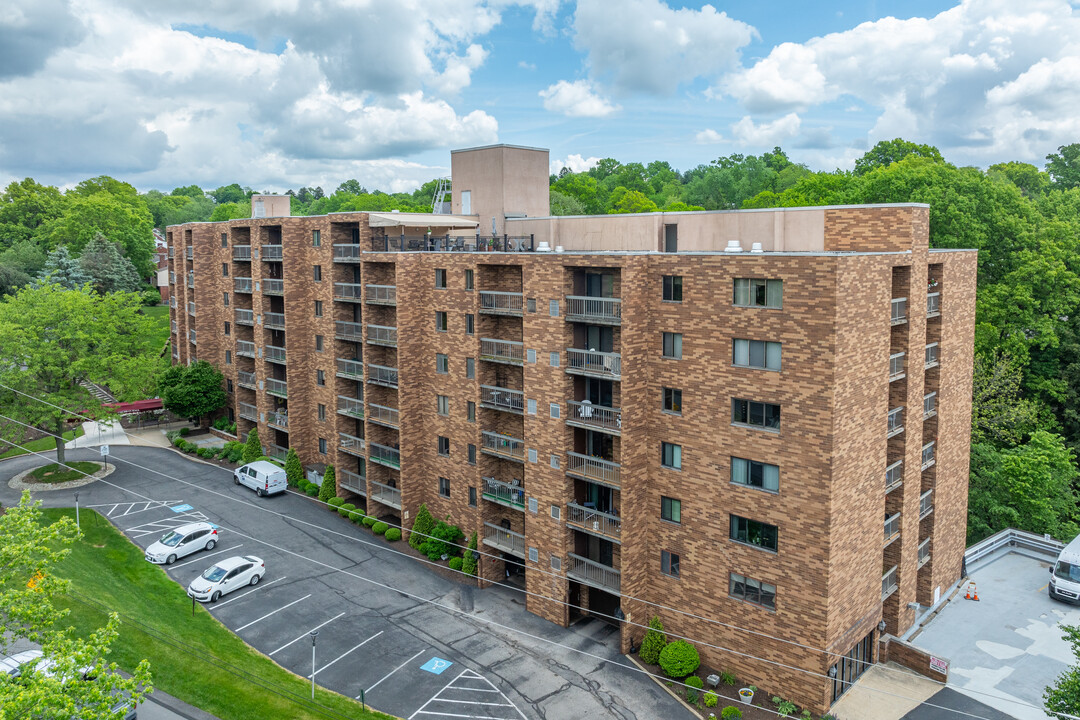 Cochran Hall Condominium in Pittsburgh, PA - Foto de edificio