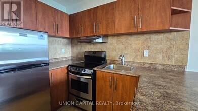 407-230-2230 Oak St in Toronto, ON - Building Photo - Building Photo