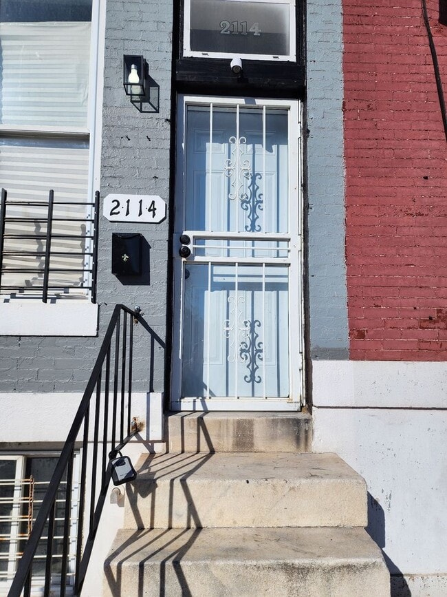 2114 Hollins St in Baltimore, MD - Building Photo - Building Photo