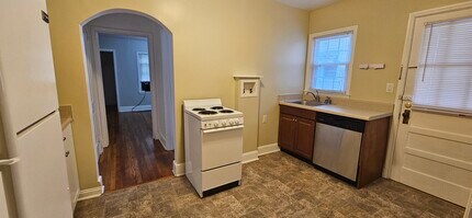 703 Mayflower Dr, Unit 703 B Mayflower in Greensboro, NC - Foto de edificio - Building Photo