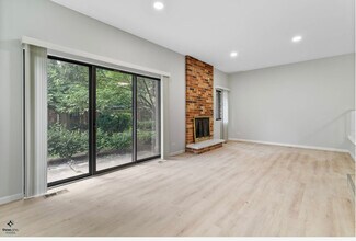 1017 Sussex Dr in Northbrook, IL - Building Photo - Building Photo