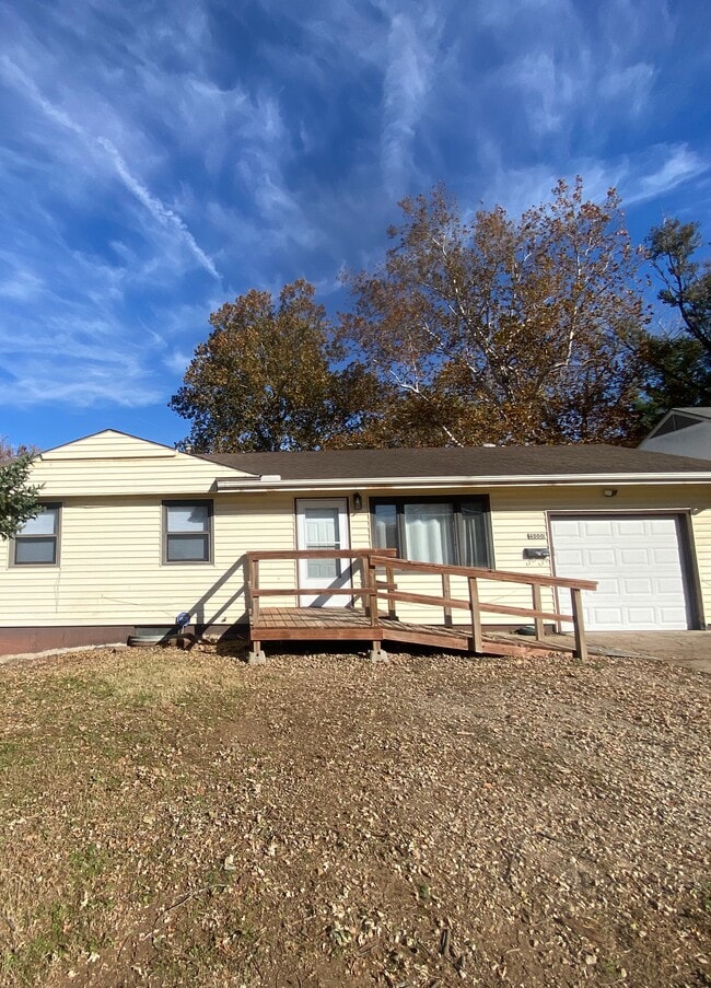 property at 4000 SE Mercier St