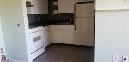 605 Grove St-Unit -12 in Clifton, NJ - Building Photo - Building Photo
