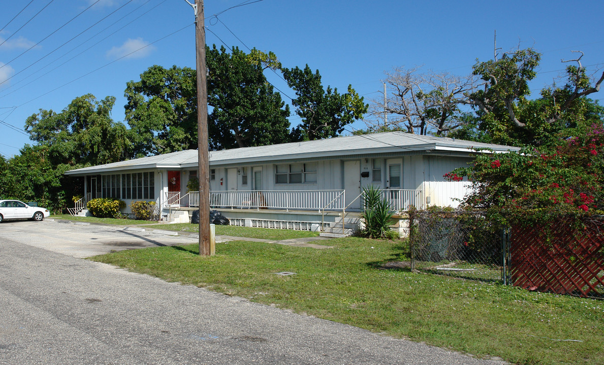 125-131 SW 1st Ave in Hallandale Beach, FL - Building Photo