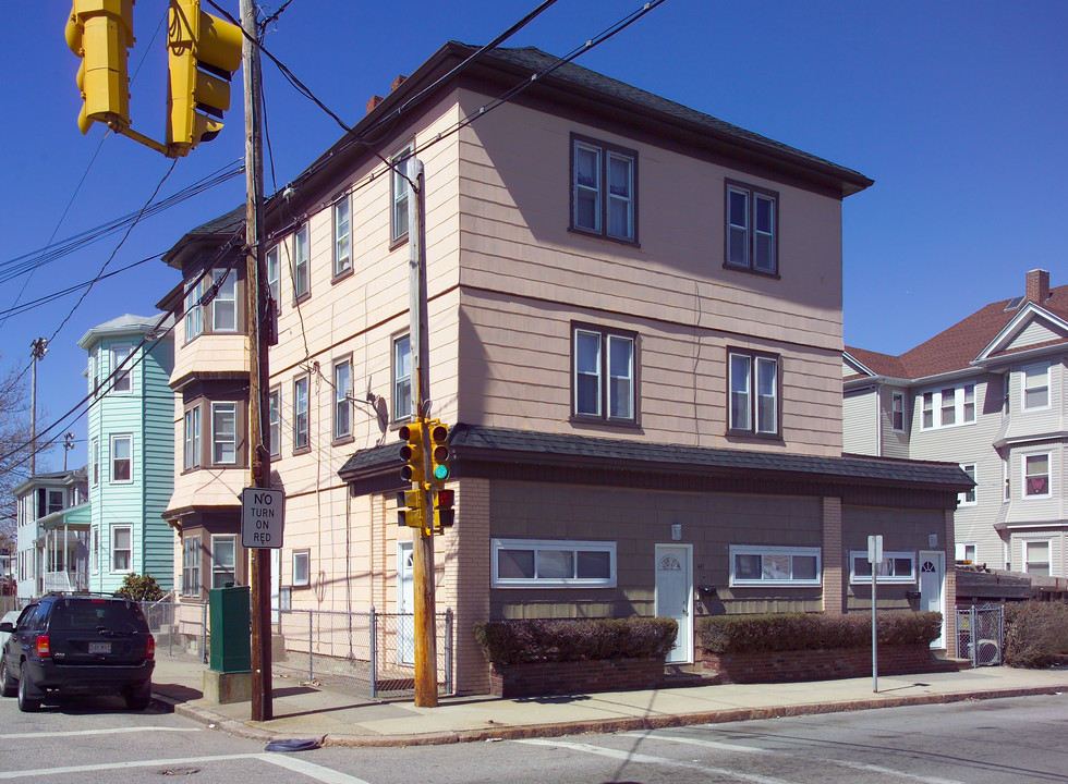 1020 Slade St in Fall River, MA - Building Photo