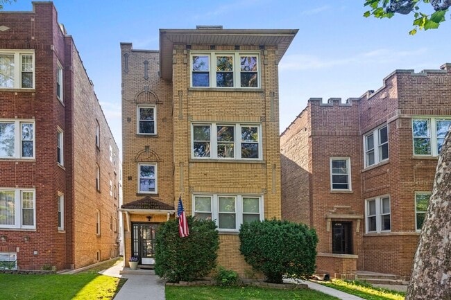 5639 N Artesian Ave, Unit 1