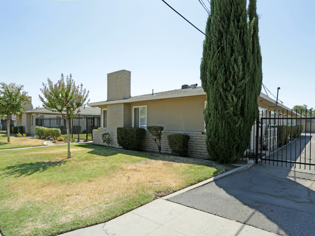 4524 E Sierra Madre Ave in Fresno, CA - Foto de edificio - Building Photo