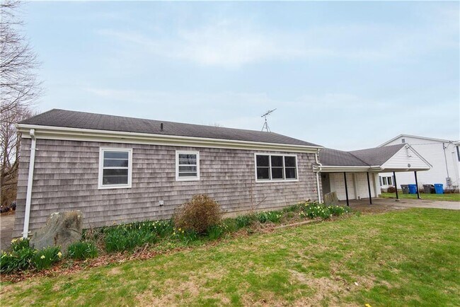 214 Morrison Ave in Middletown, RI - Building Photo - Building Photo