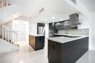 20350 W Country Club Dr in Aventura, FL - Building Photo