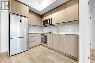 36 Forest Manor Rd in Toronto, ON - Building Photo - Building Photo