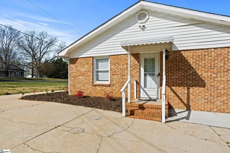 2442 Fews Bridge Rd in Greer, SC - Foto de edificio - Building Photo