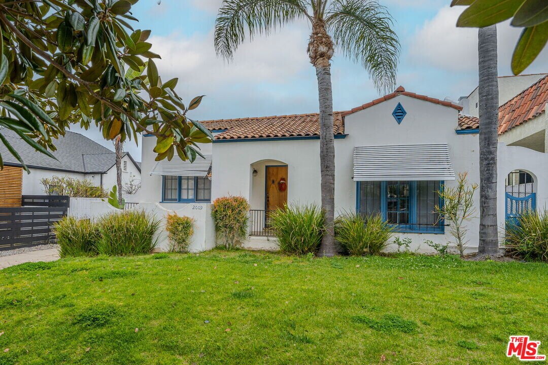 2009 N New Hampshire Ave in Los Angeles, CA - Building Photo