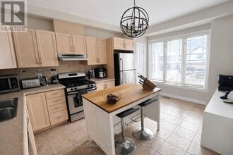 101 Willow Ln in Grimsby, ON - Building Photo - Building Photo