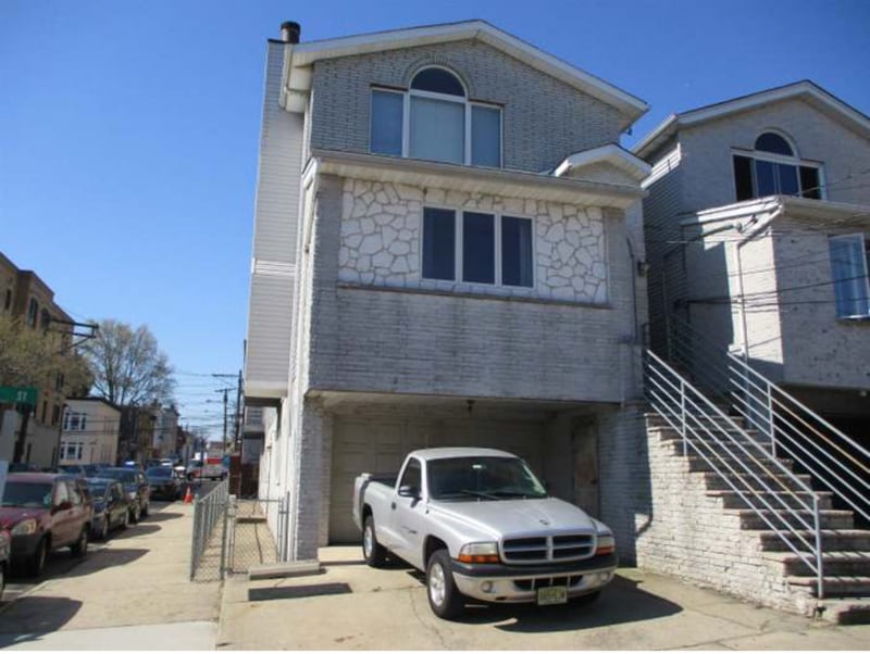 301 72nd St in North Bergen, NJ - Building Photo