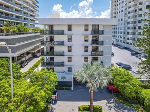 5845 Collins Ave, Unit 201 in Miami Beach, FL - Building Photo - Building Photo