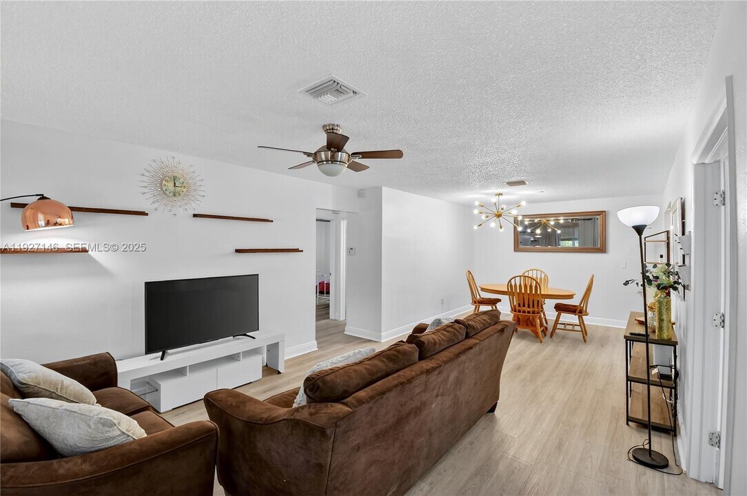 554 NW 46th St in Fort Lauderdale, FL - Building Photo