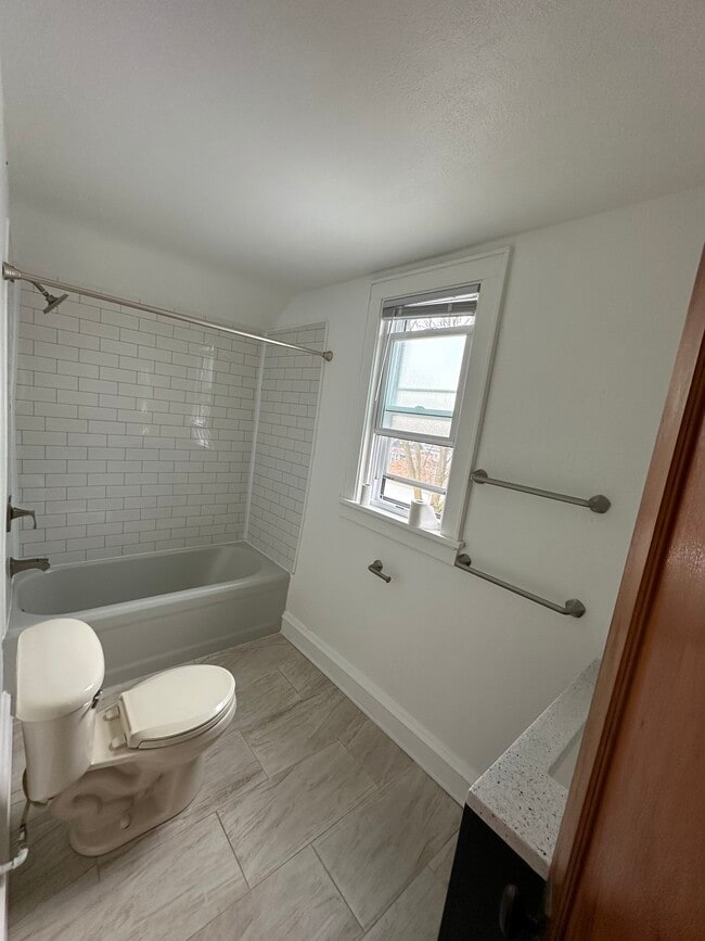 736 S 2nd Ave in West Bend, WI - Foto de edificio - Building Photo