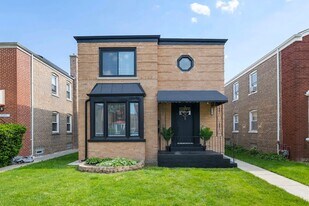 5347 W Gladys Ave, Unit 12 in Chicago, IL - Building Photo