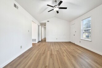 5628 Wooded Lake Dr in Louisville, KY - Building Photo - Building Photo