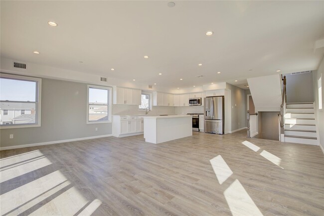 66 California St in Long Beach, NY - Building Photo - Building Photo