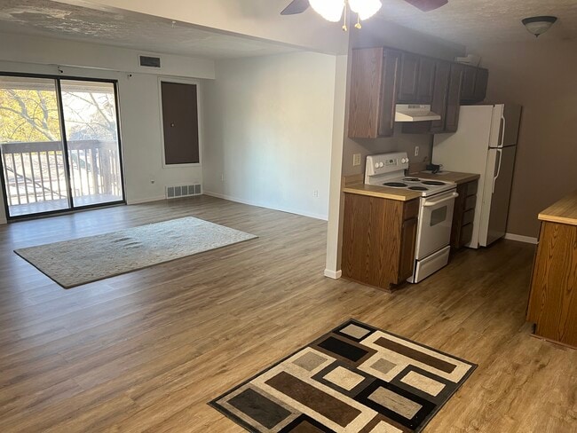 1544 Cedarwood Dr, Unit 357 in Westlake, OH - Building Photo - Building Photo