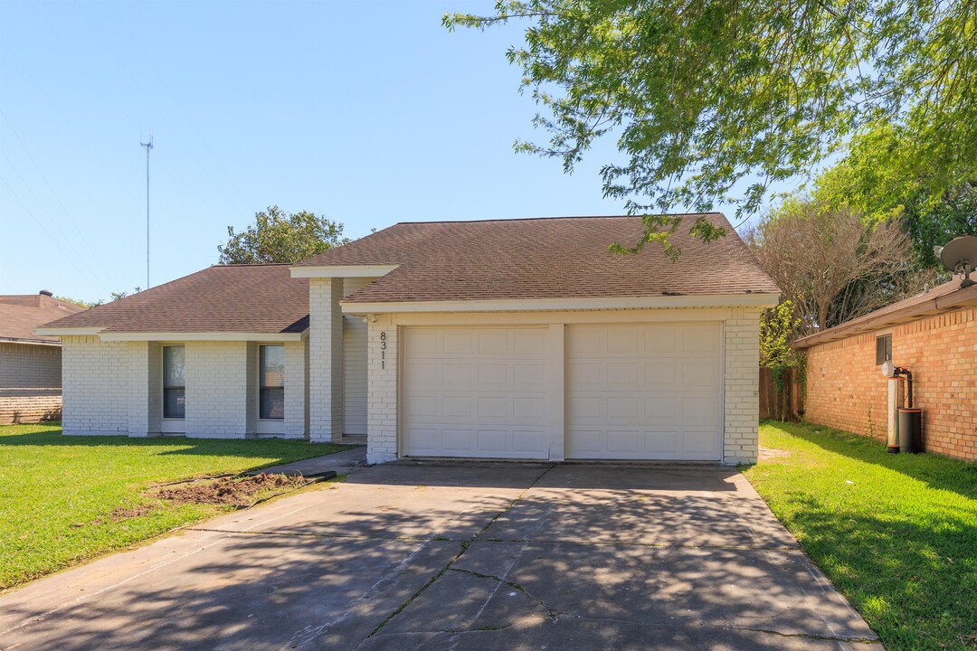 8311 Quail Burg Ln in Missouri City, TX - Building Photo
