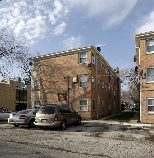 7166 W Wellington Ave in Chicago, IL - Foto de edificio - Building Photo