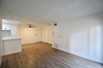 7032 Remmet Ave, Unit 115 in Los Angeles, CA - Foto de edificio - Building Photo