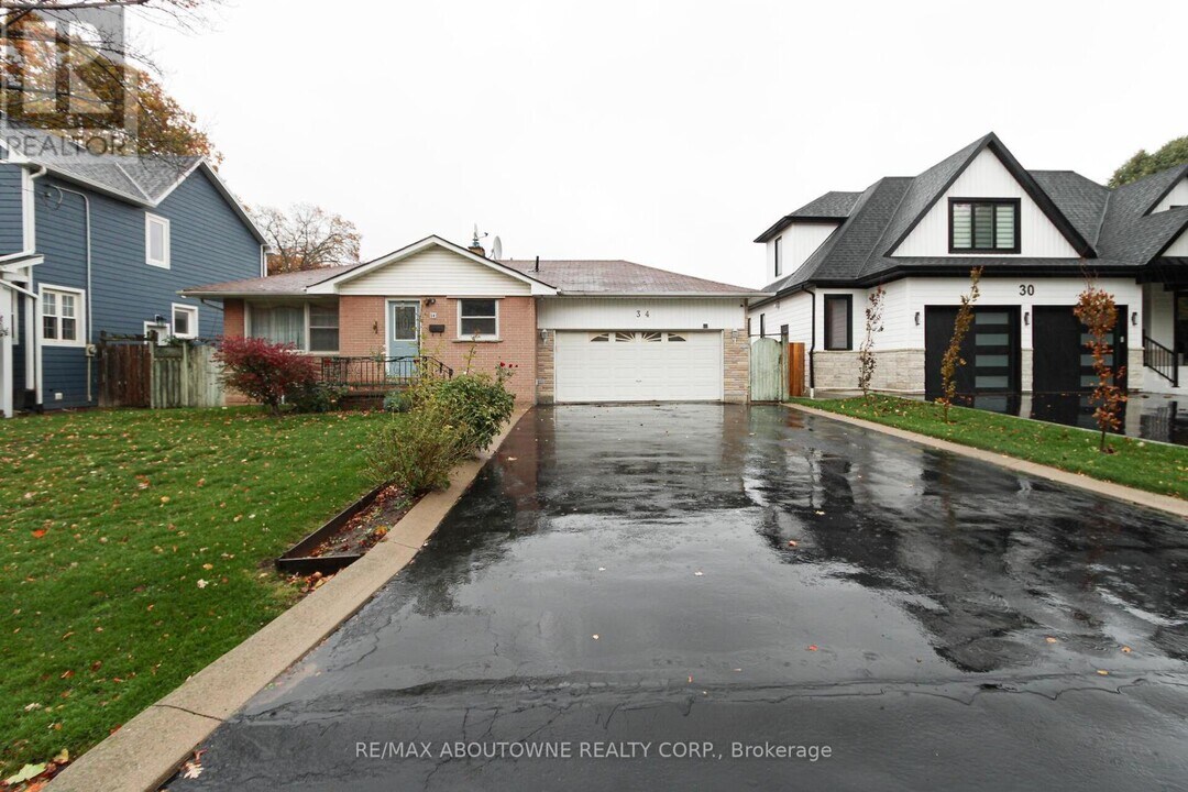 34 Glenmanor Dr in Oakville, ON - Building Photo
