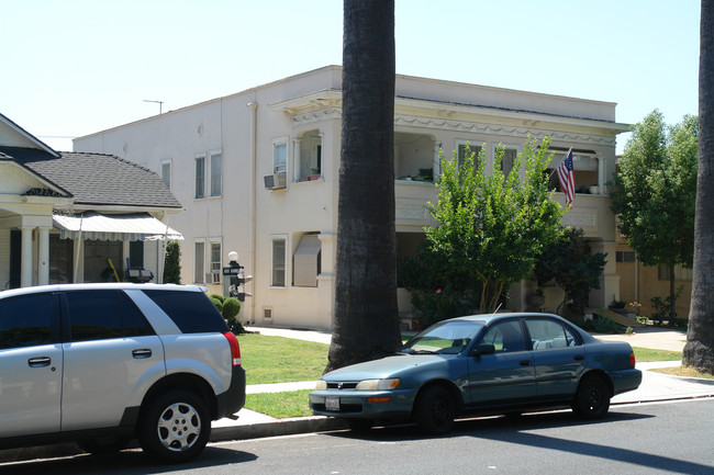 326-330 W Wilson Ave in Glendale, CA - Foto de edificio - Building Photo