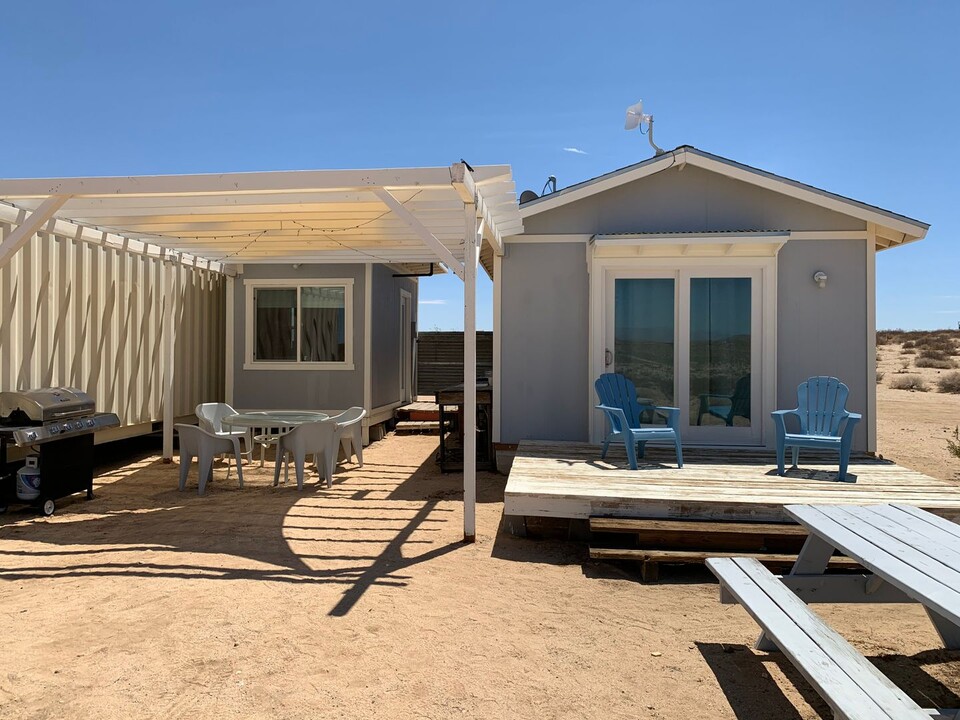 67210 Giant Rock Rd in Joshua Tree, CA - Foto de edificio