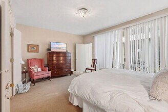 10125 Valley Forge Dr in Houston, TX - Foto de edificio - Building Photo